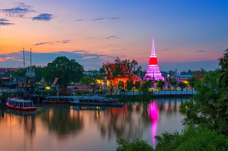 สถานที่ในสมุทรปราการ — The most significant Buddhist temple of Samut Prakan province south of Bangkok is Wat Phra Samut Chedi