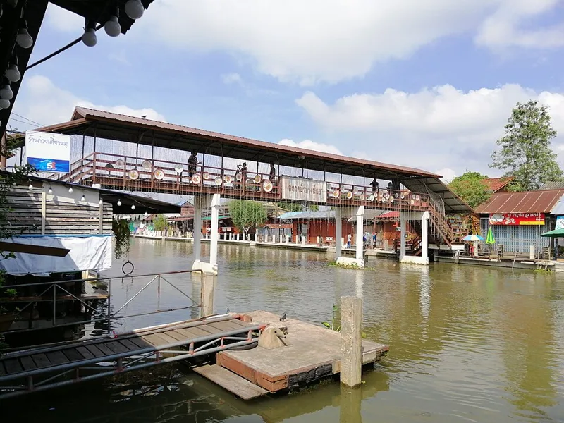 สถานที่ในสมุทรสงคราม — Floating market