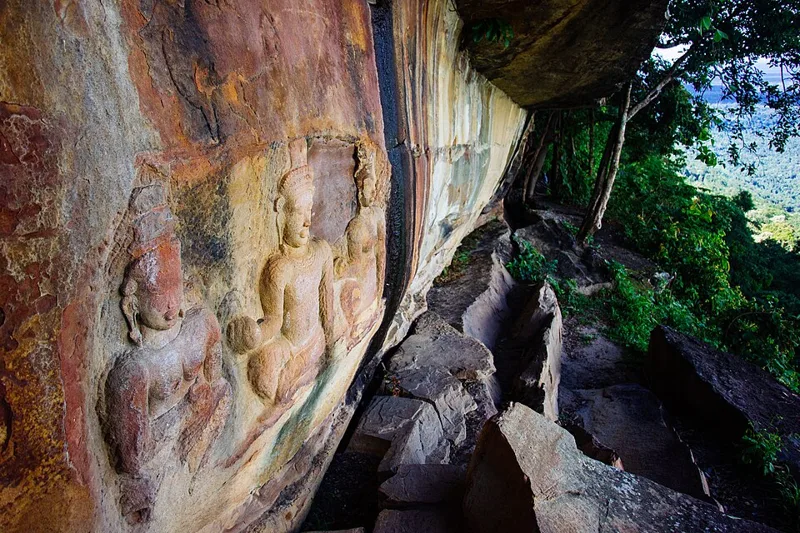 สถานที่ในศรีสะเกษ — ภาพสลักนูนต่ำบริเวณเขาพระวิหาร