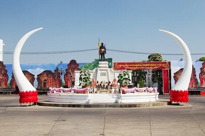 สถานที่ในสุรินทร์ — Monument of Phaya Surin Phakdi Si Narong Changwang - Surin